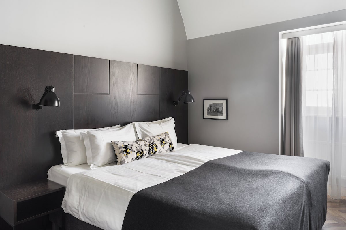 Premium bedding, pillowtop beds, minibar, in-room safe