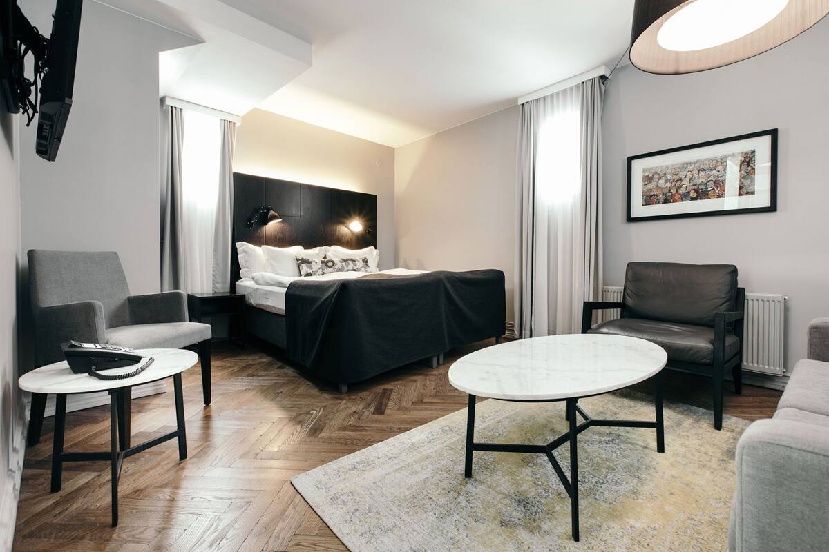 Premium bedding, pillowtop beds, minibar, in-room safe