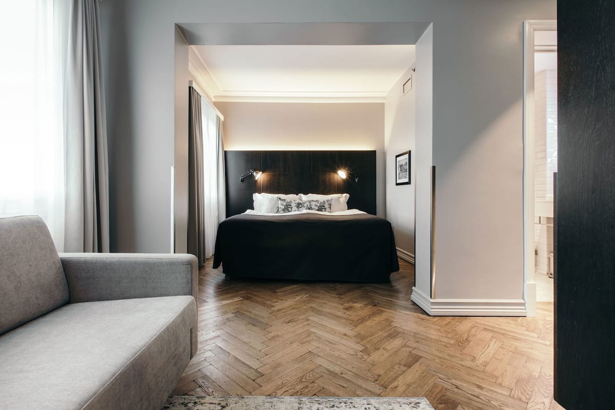 Premium bedding, pillowtop beds, minibar, in-room safe