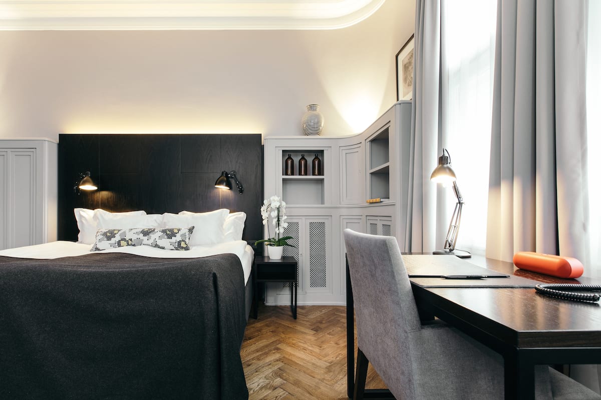 junior suite | premium bedding, pillow-top beds, minibar, in-room safe
