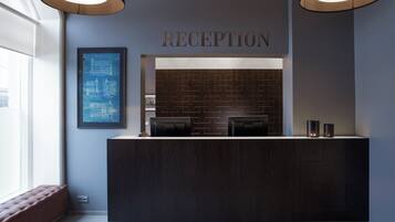 ฝ่ายต้อนรับ