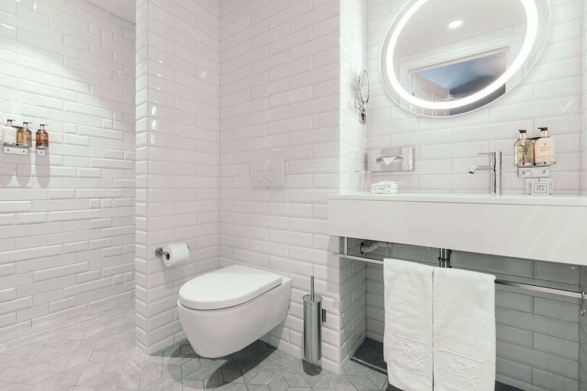 deluxe double room | bathroom | free toiletries, hair dryer, towels