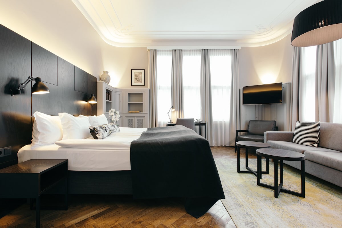 junior suite | premium bedding, pillow-top beds, minibar, in-room safe