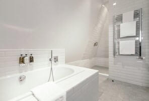 Suite | Bathroom | Free toiletries, hair dryer, towels