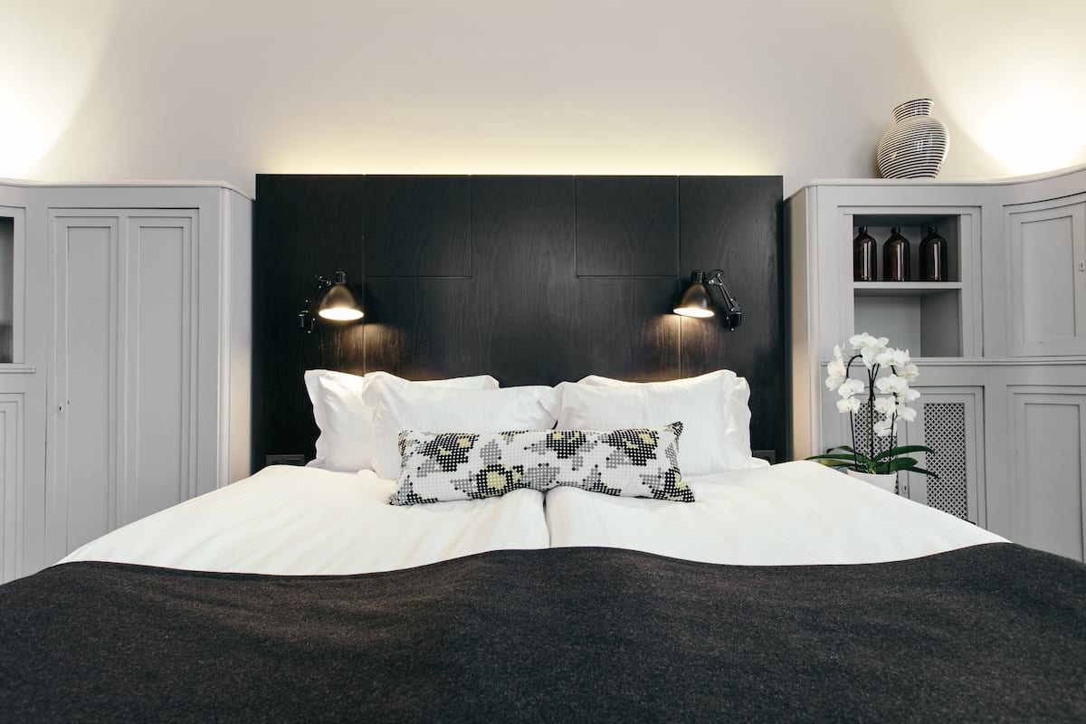 junior suite | premium bedding, pillow-top beds, minibar, in-room safe