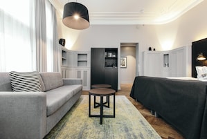 Junior-svíta | Rúmföt af bestu gerð, rúm með „pillowtop“-dýnum, míníbar