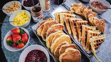 อาหารเช้าแบบบุฟเฟ่ต์ทุกวัน (EUR 38 ต่อคน)