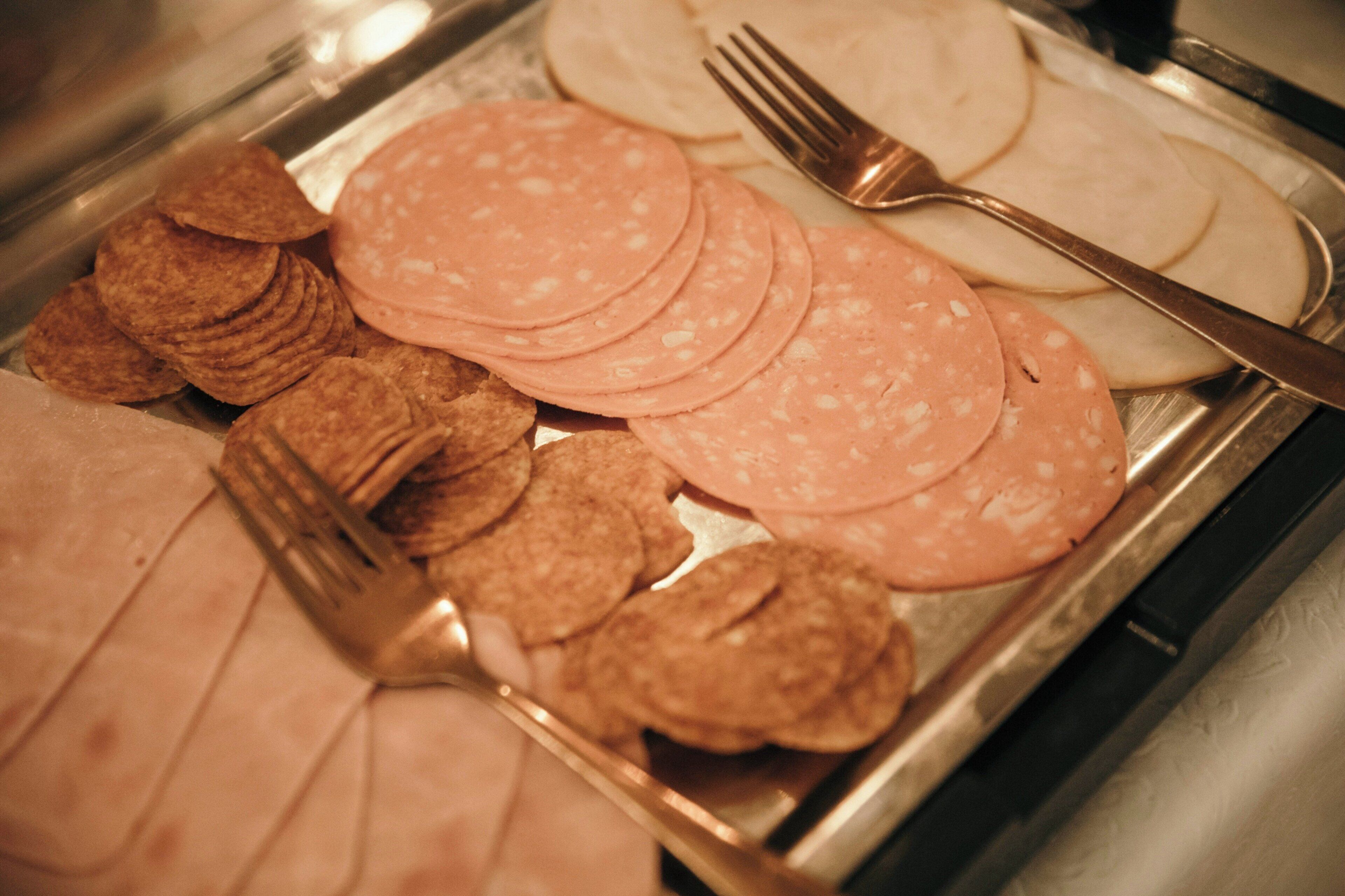 Un bufé con fiambres y galletas.