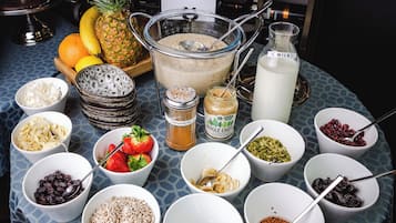 Un bufé de desayuno con diversos alimentos y salsas.