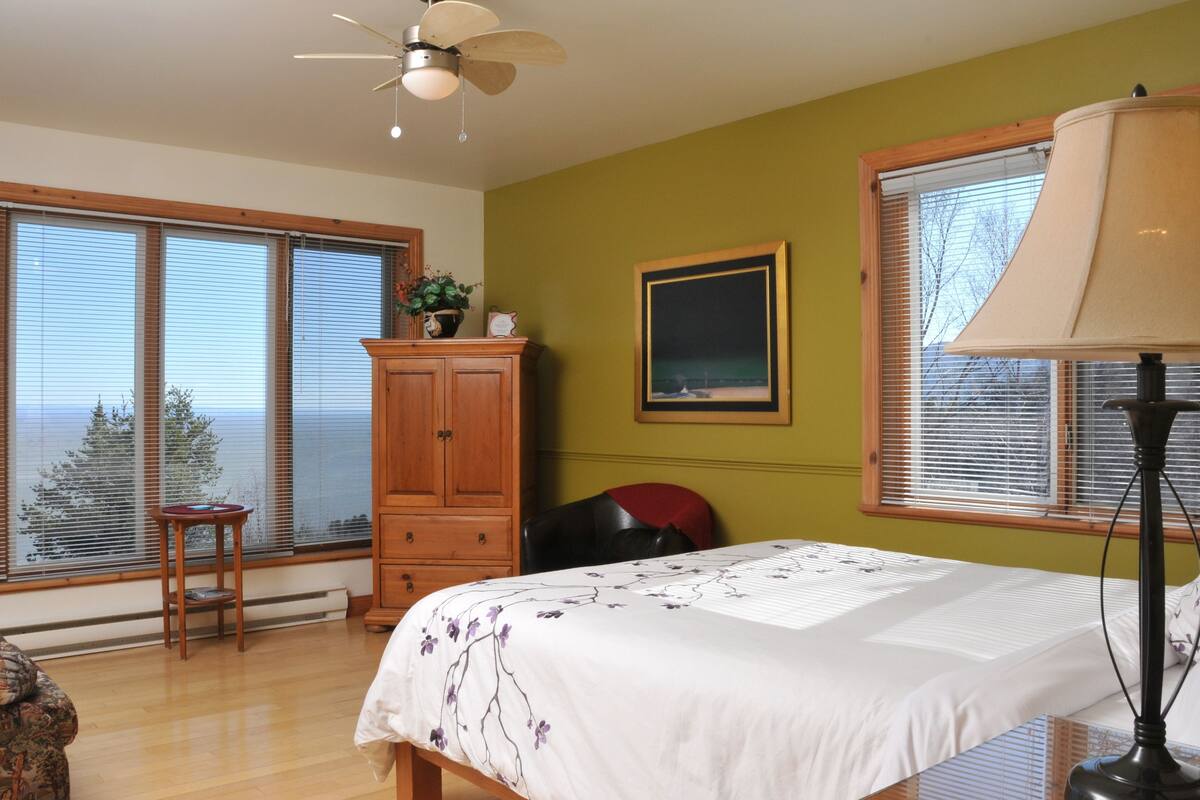 Superior-Zimmer, 1 Queen-Bett, Eckzimmer | Schallisolierte Zimmer, kostenloses WLAN, Bettwäsche