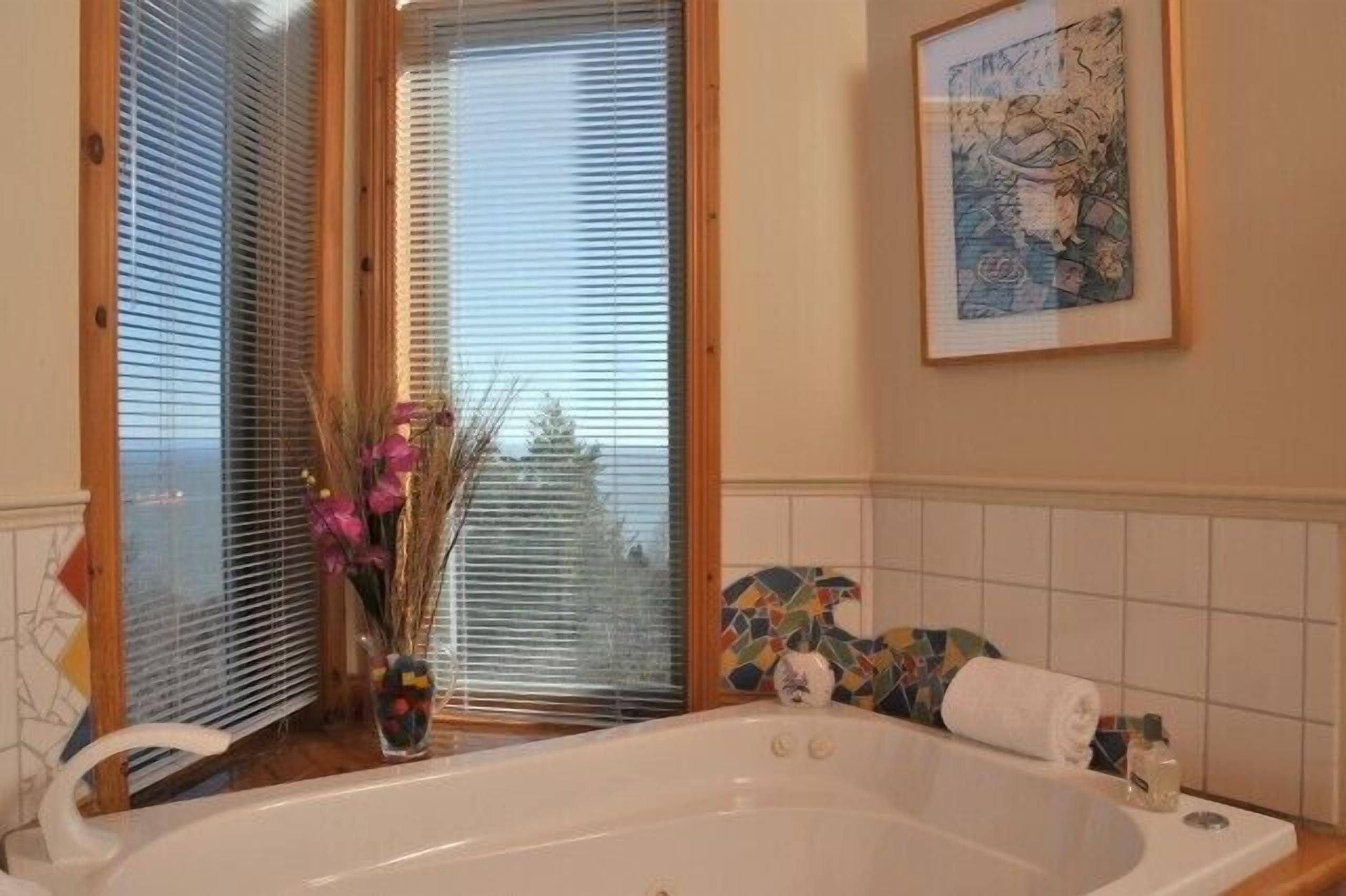 superior room, 1 queen bed, jetted tub | jetted bathtub