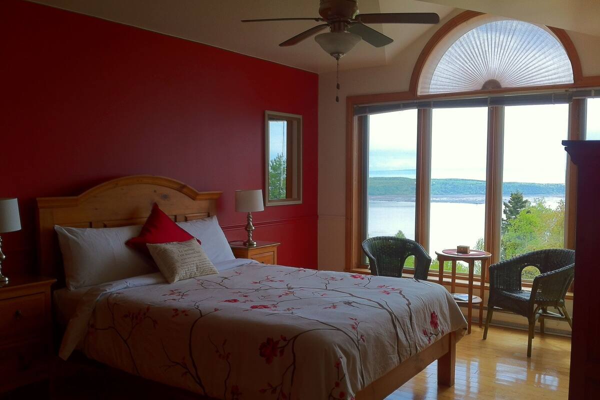 Superior-Zimmer, 1 Queen-Bett, Whirlpool | Schallisolierte Zimmer, kostenloses WLAN, Bettwäsche