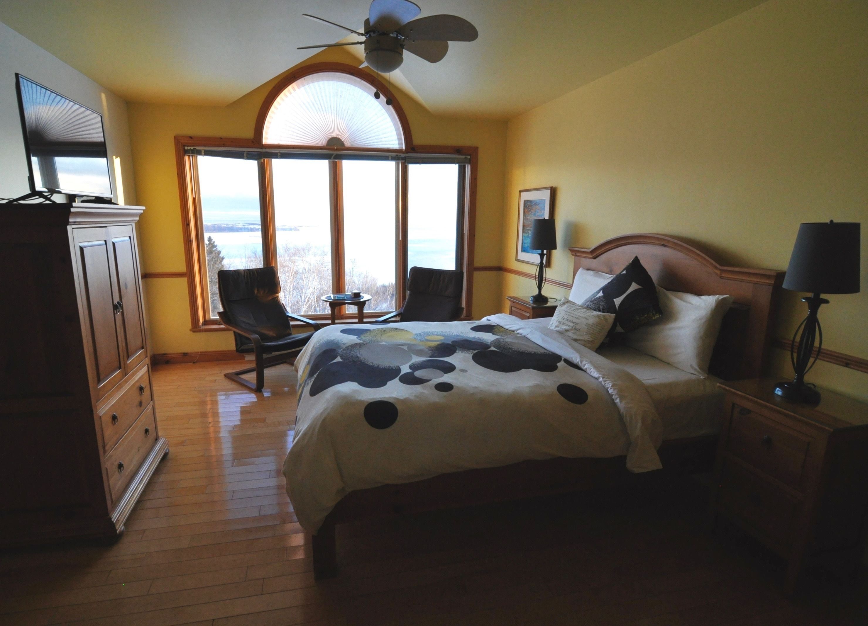 superior room, 1 queen bed | soundproofing, free wifi, bed sheets