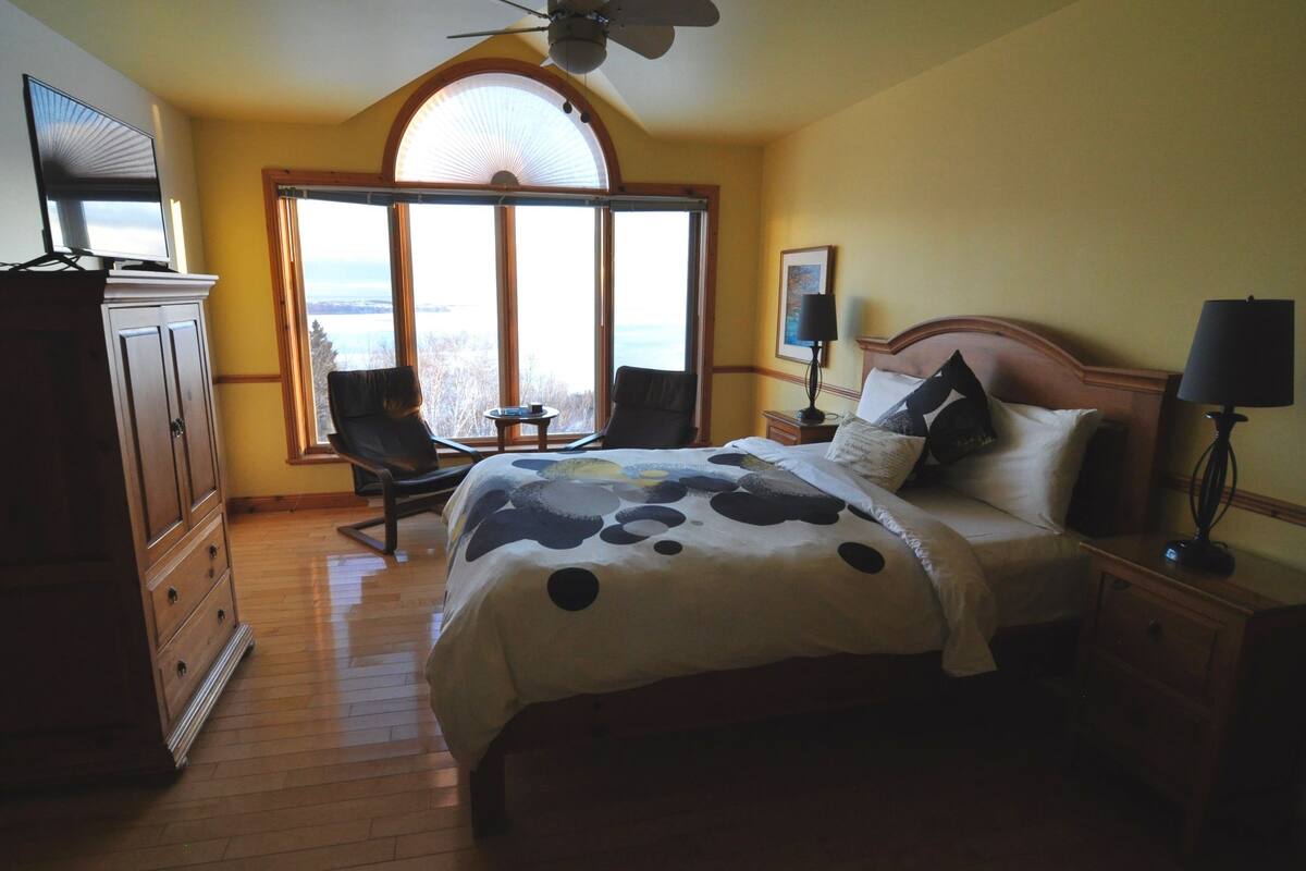 superior room, 1 queen bed | soundproofing, free wifi, bed sheets