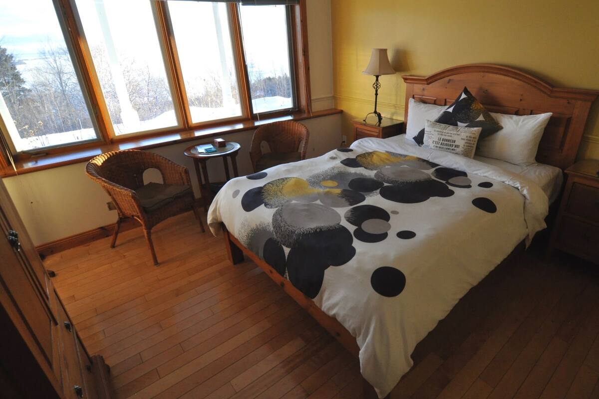 Basic-Zimmer, 1 Queen-Bett | Schallisolierte Zimmer, kostenloses WLAN, Bettwäsche