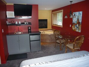 Suite, 1 King Bed, Kitchenette (Suite)