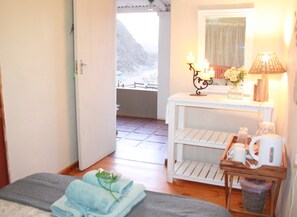 Basic House, River View, Lakeside | Premium bedding, in-room safe, free WiFi, bed sheets - Gourits River Guest Farm (Albertinia)