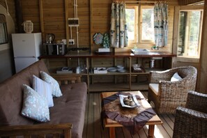 Cabana, vista para o rio, ao lado do lago | Área de estar | Lareira