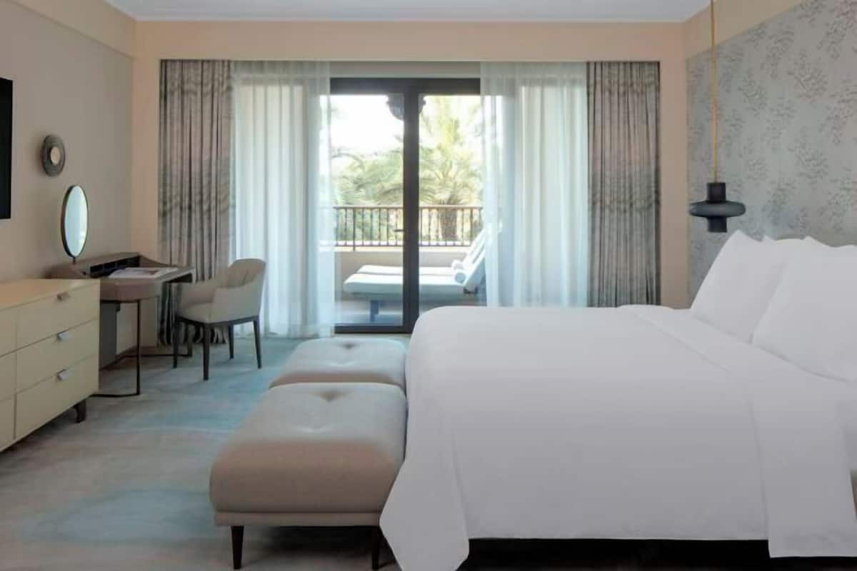 Egyptian cotton sheets, premium bedding, down comforters, pillowtop beds