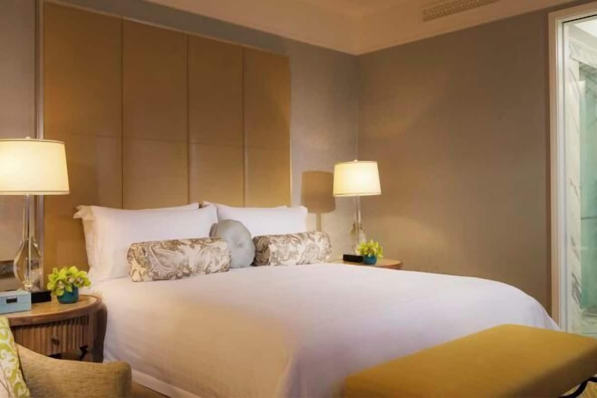 Egyptian cotton sheets, premium bedding, down comforters, pillowtop beds