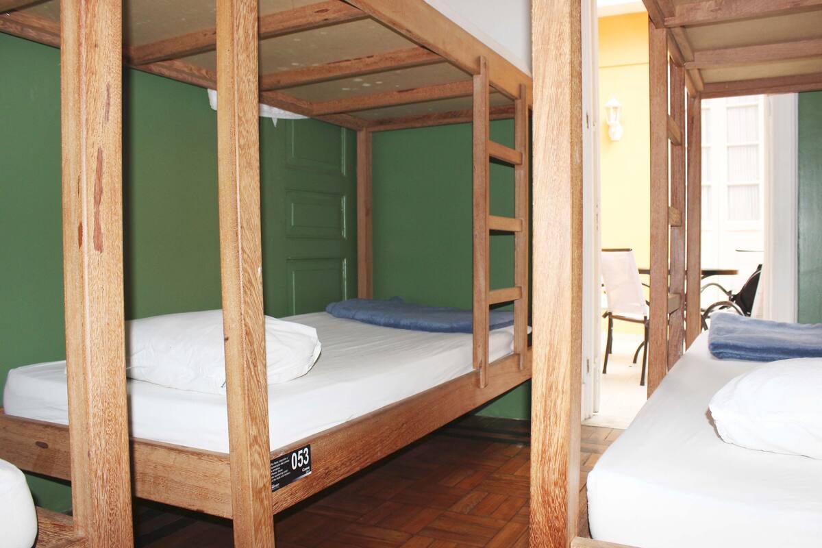 Cama em Dormitorio Misto com 8 Camas - OXFORD