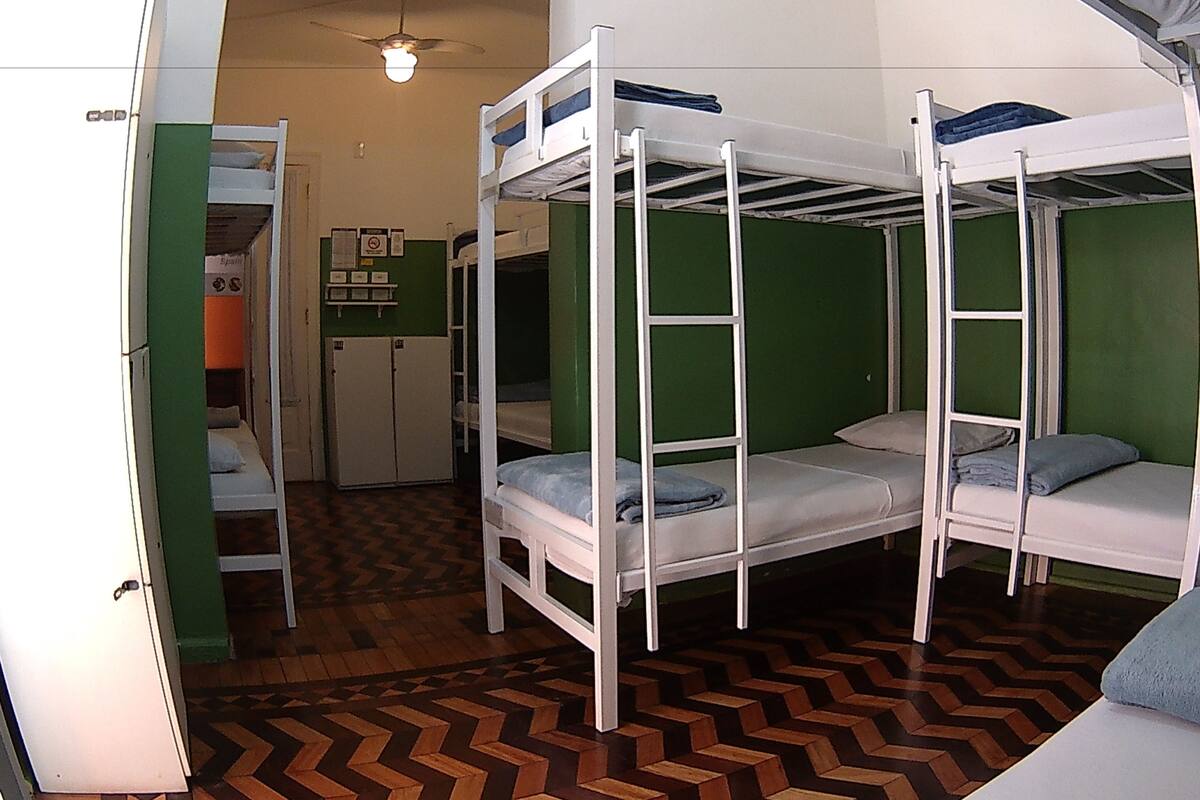 Cama em Dormitorio Misto com 10 Camas - BARCELONA