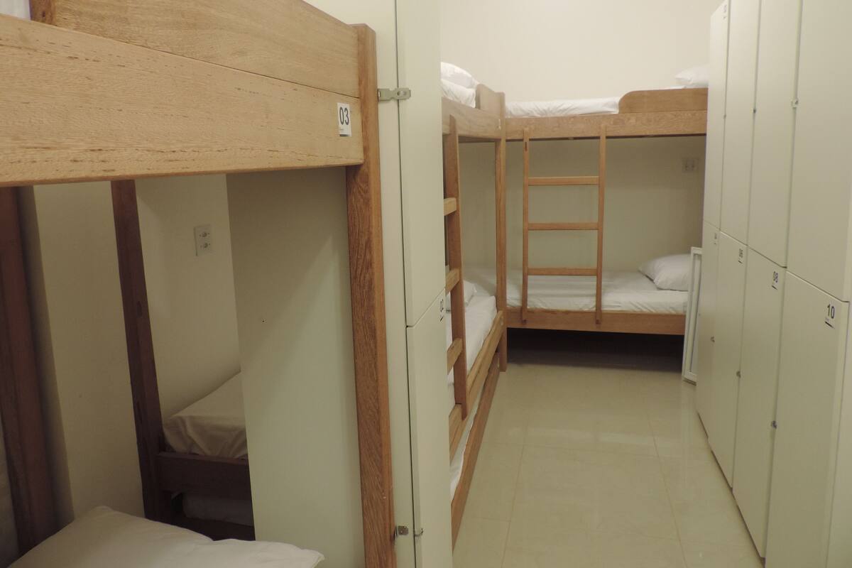 Cama em Dormitorio Misto com 8 Camas - MILAO