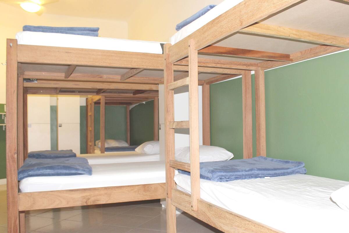 Cama em Dormitorio Misto com 12 Camas - LONDRES