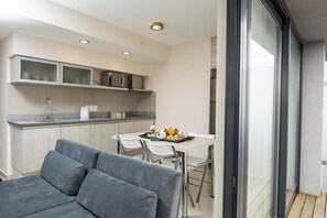 Deluxe Apartment | Private kitchen | Fridge, microwave, oven, stovetop - Mercosur Universitas Apart Hotel (Montevideo)