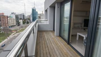 Deluxe Apartment | Desk, soundproofing, iron/ironing board, free WiFi