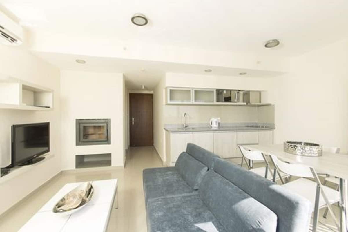 Deluxe appartement | Woonkamer | Een flatscreentelevisie