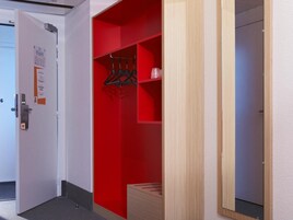 Cubrecamas, escritorio, cortinas blackout y sistema de insonorización 