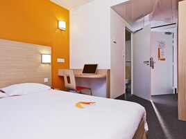 Cubrecamas, escritorio, cortinas blackout y sistema de insonorización 