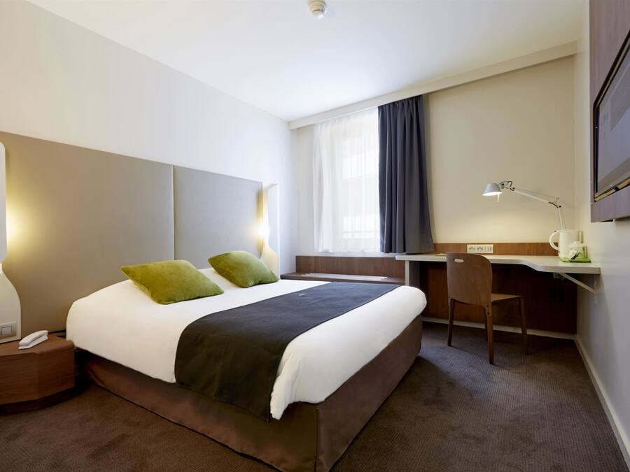 Standard Room, 1 Double Bed | Premium bedding, individually decorated, desk, blackout drapes