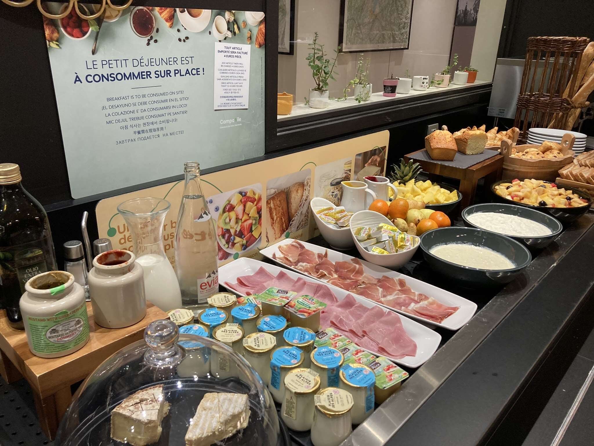 Petit déjeuner buffet servi tous les jours en supplément