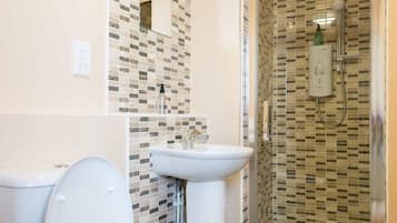 Suite superior, baño en la habitación, vista parcial al mar | Baño