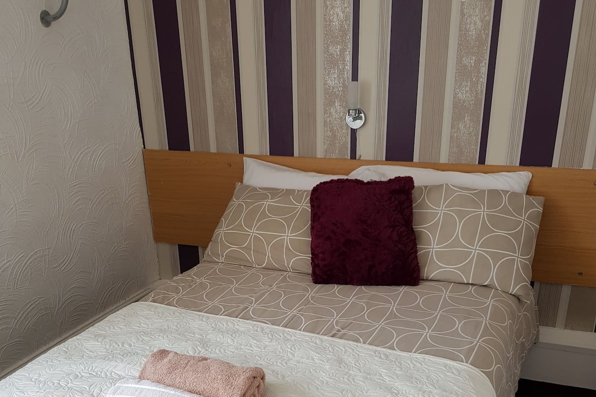 Habitación doble, baño compartido | Wifi gratis y ropa de cama