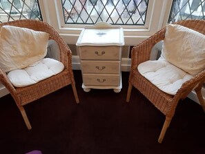 Habitación familiar (with Shower ) | Zona de estar | Una televisión de pantalla plana