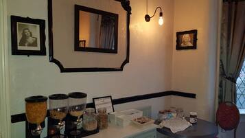 Free daily English breakfast