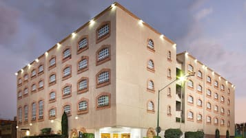 Vista frontal de la propiedad por la tarde o noche