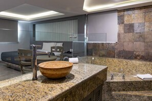 Junior suite, 1 kingsize bed, niet-roken | Een kluis op de kamer, een bureau, gratis wifi, beddengoed