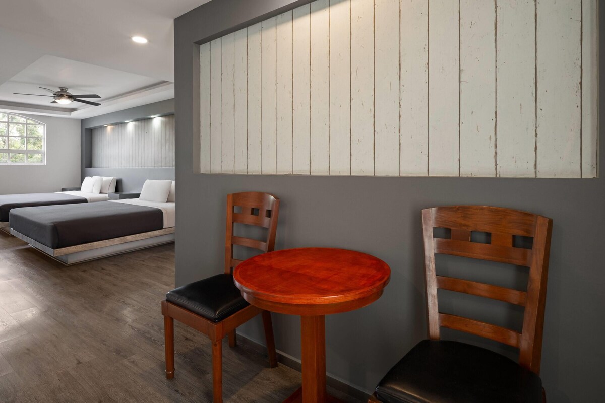 Habitación estándar, 2 camas de matrimonio, no fumadores | Caja fuerte, escritorio, wifi gratis y ropa de cama
