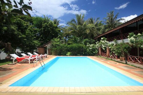 สระว่ายน้ำกลางแจ้ง, เก้าอี้อาบแดดริมสระ