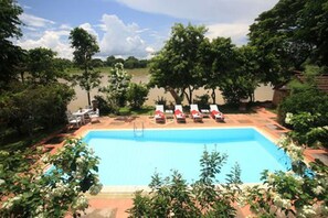 สระว่ายน้ำกลางแจ้ง, เก้าอี้อาบแดดริมสระ