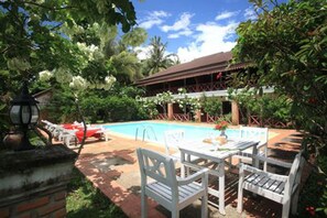 Piscine extérieure, chaises longues