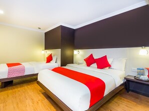 A hotel room with two beds, a wooden floor, and modern decor. - OYO 431 Hotel De Grand Orchard (Kuala Lumpur)