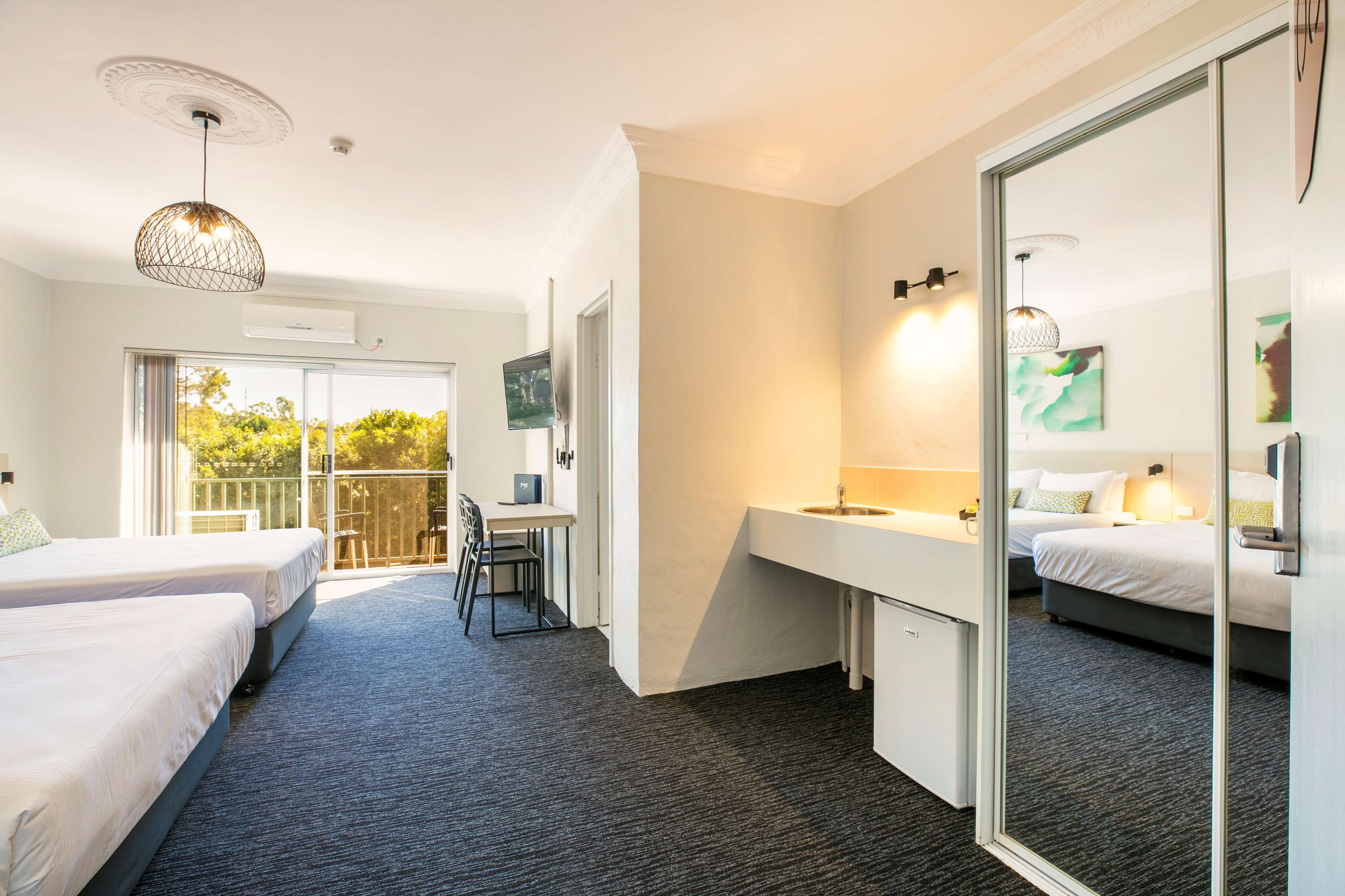 Studio, 2 queensize bedden | Een bureau, een strijkplank/strijkijzer, gratis wifi, beddengoed