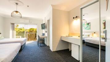 Studio, 2 queensize bedden | Een bureau, een strijkplank/strijkijzer, gratis wifi, beddengoed