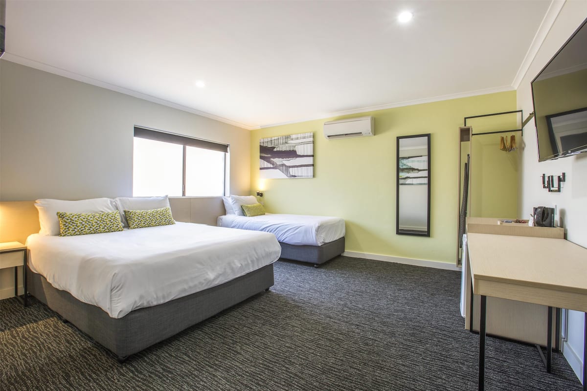 Studio Queen & Single | Desk, iron/ironing board, free WiFi, bed sheets
