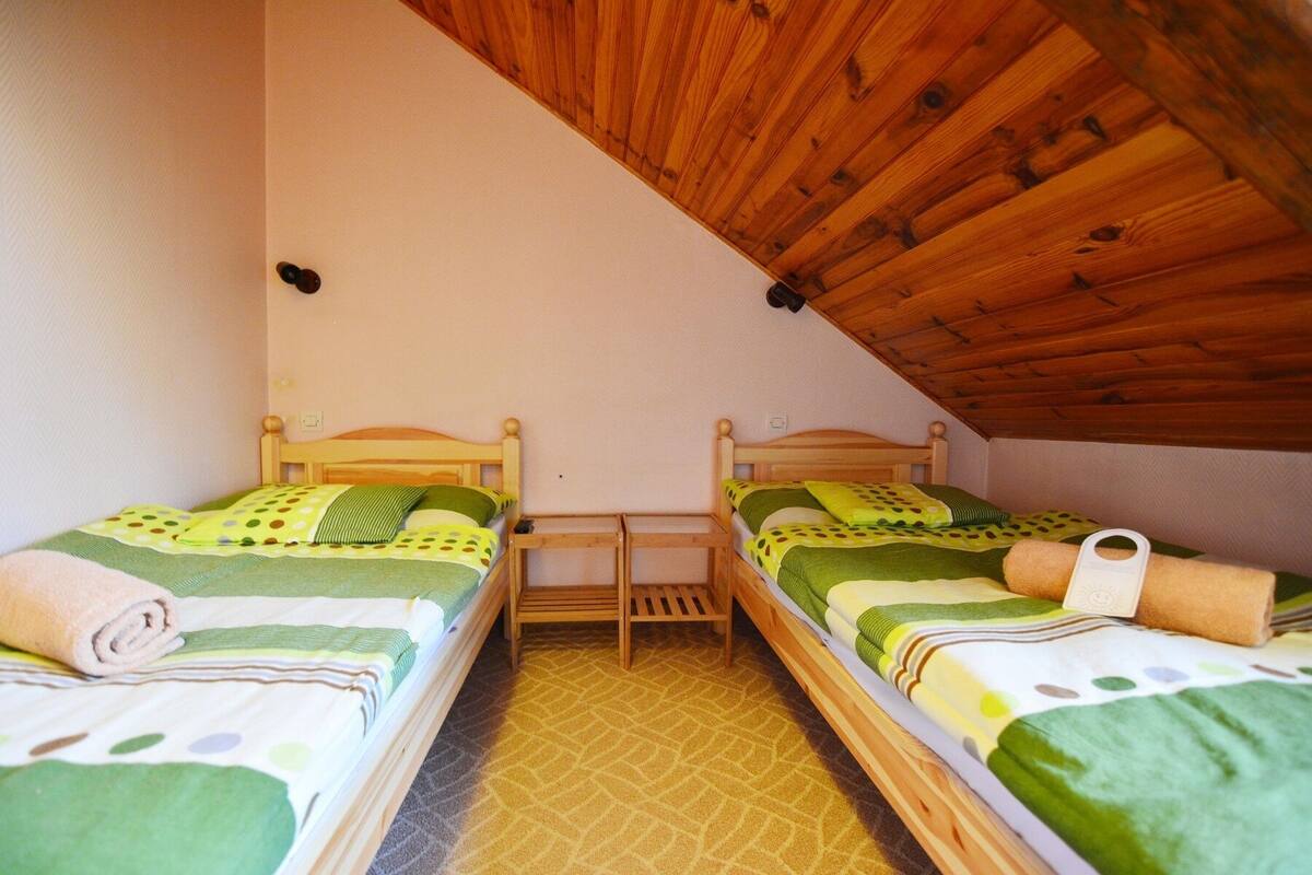 Quarto duplo | Escrivaninha, berços grátis, Wi-Fi de cortesia